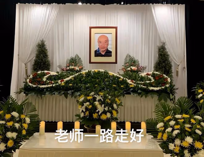 81歲于海下葬!身蓋黨旗,吳京送花圈,雙胞胎兒子墓前磕頭送別