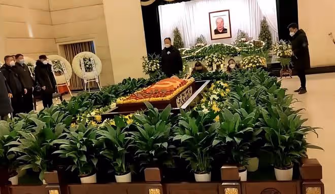 81歲于海下葬!身蓋黨旗,吳京送花圈,雙胞胎兒子墓前磕頭送別