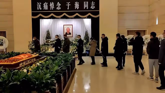 81歲于海下葬!身蓋黨旗,吳京送花圈,雙胞胎兒子墓前磕頭送別