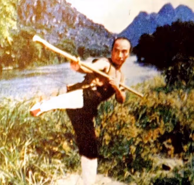 81歲于海下葬!身蓋黨旗,吳京送花圈,雙胞胎兒子墓前磕頭送別