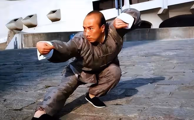 81歲于海下葬!身蓋黨旗,吳京送花圈,雙胞胎兒子墓前磕頭送別