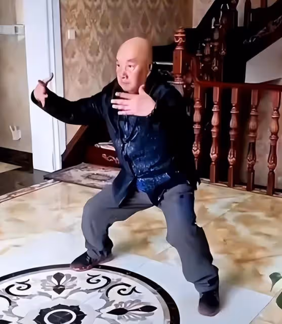81歲于海下葬!身蓋黨旗,吳京送花圈,雙胞胎兒子墓前磕頭送別