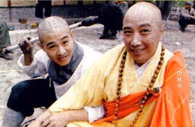 81歲于海下葬!身蓋黨旗,吳京送花圈,雙胞胎兒子墓前磕頭送別