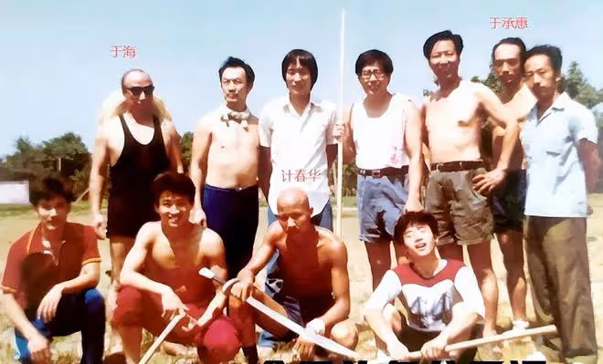 81歲于海下葬!身蓋黨旗,吳京送花圈,雙胞胎兒子墓前磕頭送別