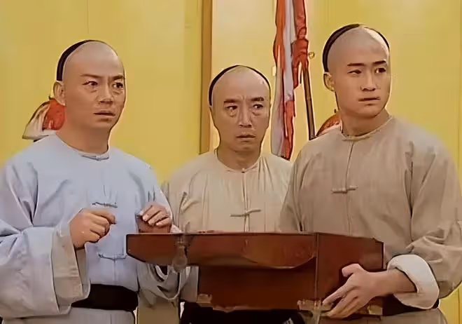 81歲于海下葬!身蓋黨旗,吳京送花圈,雙胞胎兒子墓前磕頭送別
