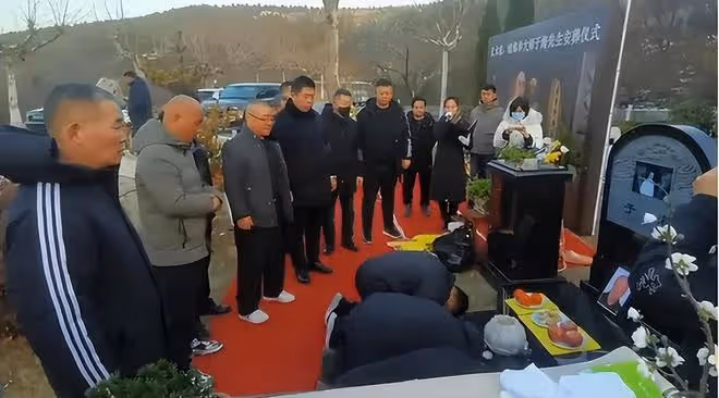81歲于海下葬!身蓋黨旗,吳京送花圈,雙胞胎兒子墓前磕頭送別