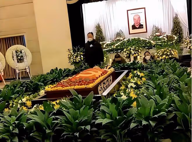 81歲于海下葬!身蓋黨旗,吳京送花圈,雙胞胎兒子墓前磕頭送別
