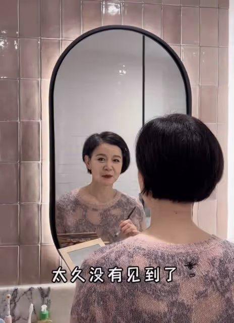 21歲港圈星二代英國留學,坐千萬豪車星空頂搶鏡,媽媽陪讀住豪宅