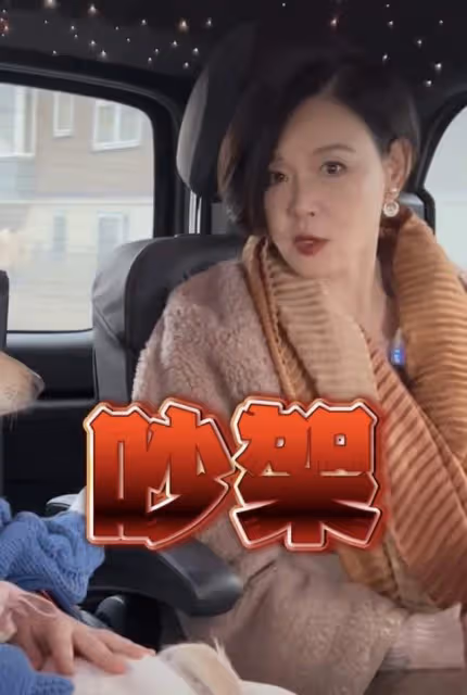 21歲港圈星二代英國留學,坐千萬豪車星空頂搶鏡,媽媽陪讀住豪宅