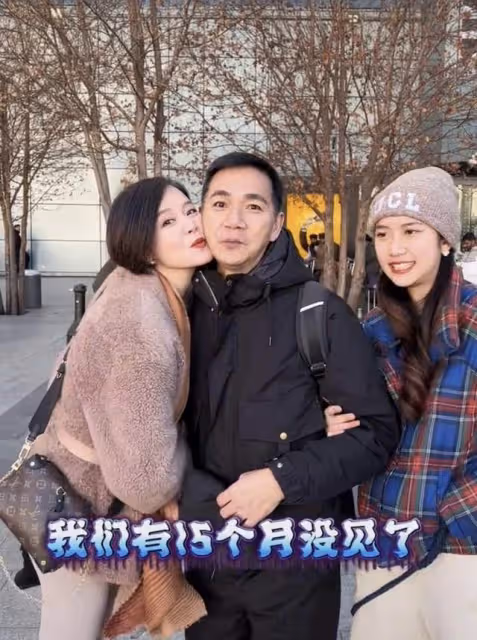 21歲港圈星二代英國留學,坐千萬豪車星空頂搶鏡,媽媽陪讀住豪宅