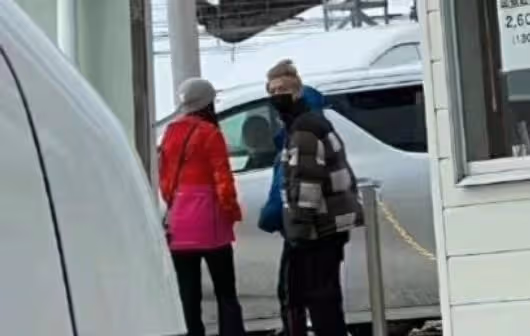 鹿晗關曉彤現身日本過年,女方穿千元上衣被嘲土,身高差引發熱議