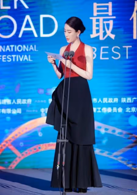 原來馬蘇這麼美!深V禮裙大秀好身材,大長臉顯高級貴氣