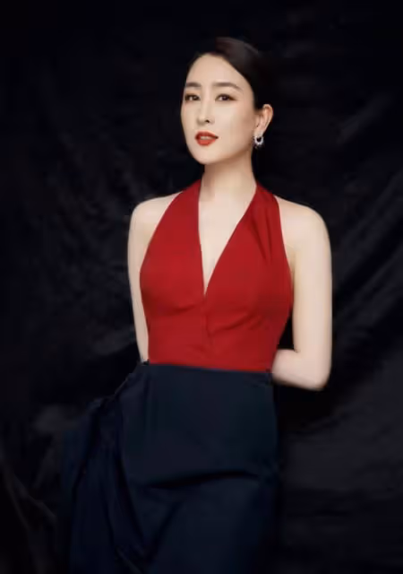 原來馬蘇這麼美!深V禮裙大秀好身材,大長臉顯高級貴氣
