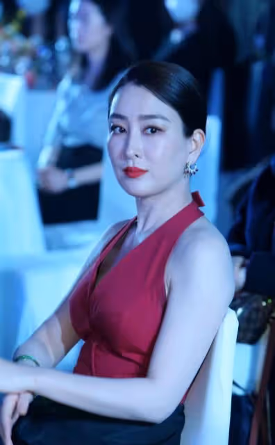 原來馬蘇這麼美!深V禮裙大秀好身材,大長臉顯高級貴氣