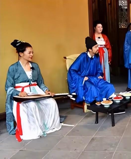 63歲倪萍參加節目,穿漢服看上去古典優雅,不刻意盡顯東方之美