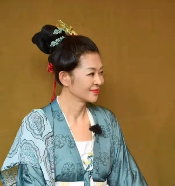 63歲倪萍參加節目,穿漢服看上去古典優雅,不刻意盡顯東方之美