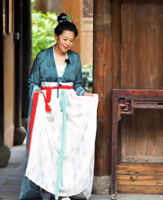 63歲倪萍參加節目，穿漢服看上去古典優雅，不刻意盡顯東方之美