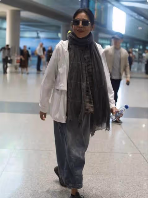 63歲倪萍參加節目，穿漢服看上去古典優雅，不刻意盡顯東方之美
