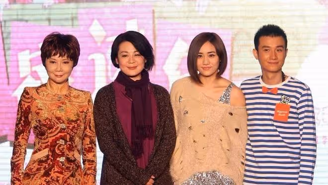 61歲蔡明和60歲叢珊,年齡差一歲,自然臉和人造臉的區別一目了然