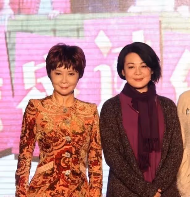 61歲蔡明和60歲叢珊,年齡差一歲,自然臉和人造臉的區別一目了然