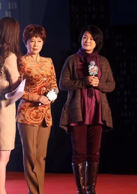 61歲蔡明和60歲叢珊,年齡差一歲,自然臉和人造臉的區別一目了然