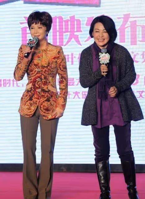 61歲蔡明和60歲叢珊,年齡差一歲,自然臉和人造臉的區別一目了然