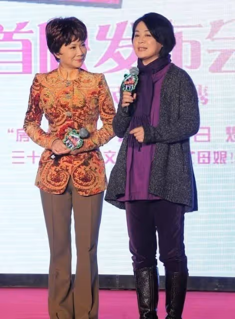 61歲蔡明和60歲叢珊,年齡差一歲,自然臉和人造臉的區別一目了然