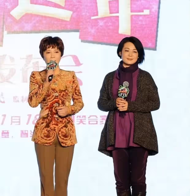 61歲蔡明和60歲叢珊,年齡差一歲,自然臉和人造臉的區別一目了然