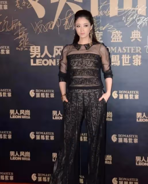 蔣欣換了髮型後都快認不出，大骨架還穿緊身衣，顯胖不說還沒氣質