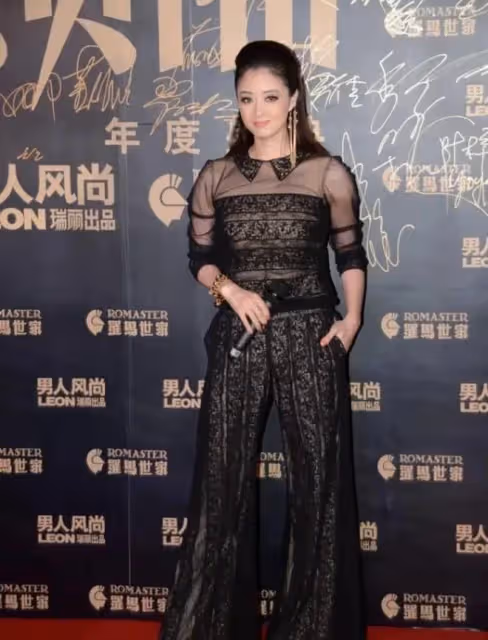 蔣欣換了髮型後都快認不出，大骨架還穿緊身衣，顯胖不說還沒氣質