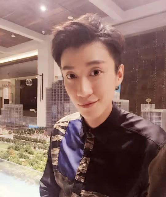 喬任梁父親前往墓地看望兒子，為Kimi擦拭墓碑，神色哀傷惹人淚目