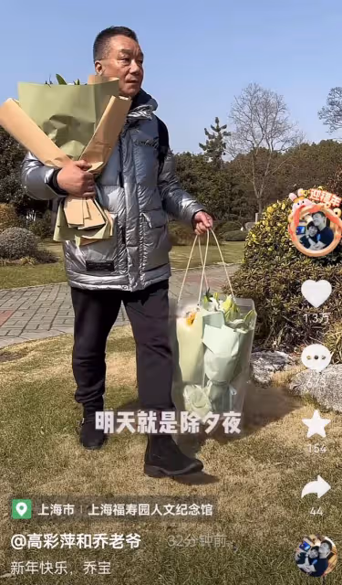 喬任梁父親前往墓地看望兒子，為Kimi擦拭墓碑，神色哀傷惹人淚目