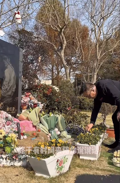 喬任梁父親前往墓地看望兒子，為Kimi擦拭墓碑，神色哀傷惹人淚目