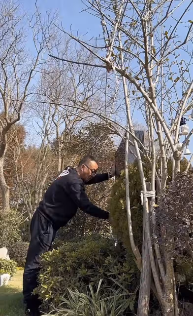 喬任梁父親前往墓地看望兒子，為Kimi擦拭墓碑，神色哀傷惹人淚目