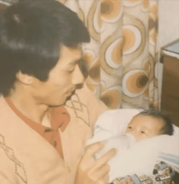 喬任梁父親前往墓地看望兒子，為Kimi擦拭墓碑，神色哀傷惹人淚目