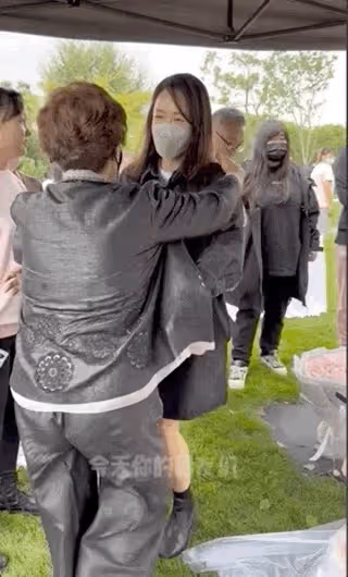喬任梁父親前往墓地看望兒子，為Kimi擦拭墓碑，神色哀傷惹人淚目