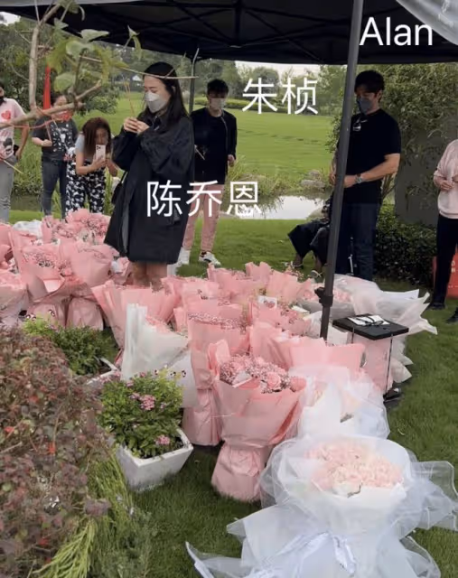 喬任梁父親前往墓地看望兒子，為Kimi擦拭墓碑，神色哀傷惹人淚目