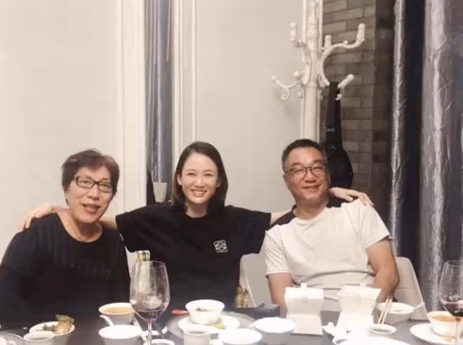 喬任梁父親前往墓地看望兒子，為Kimi擦拭墓碑，神色哀傷惹人淚目