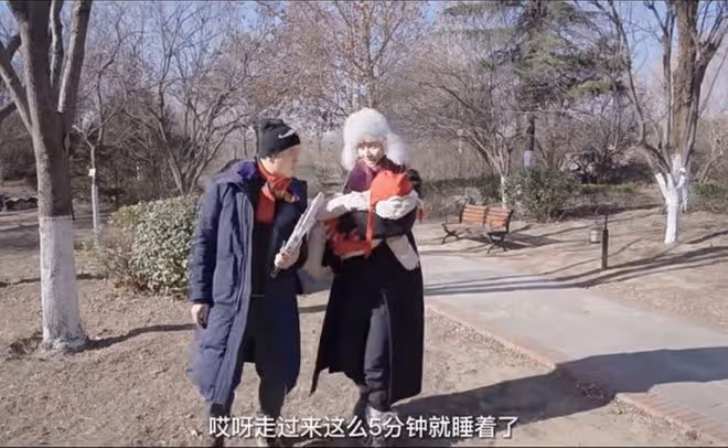李亞鵬帶妻女觀測節氣，親手喂老婆喝湯，給小女兒印年畫畫面溫馨