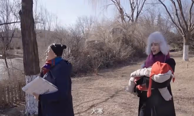 李亞鵬帶妻女觀測節氣，親手喂老婆喝湯，給小女兒印年畫畫面溫馨