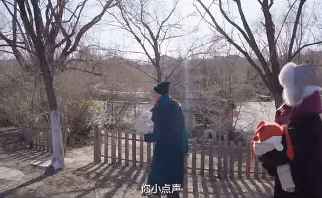 李亞鵬帶妻女觀測節氣，親手喂老婆喝湯，給小女兒印年畫畫面溫馨