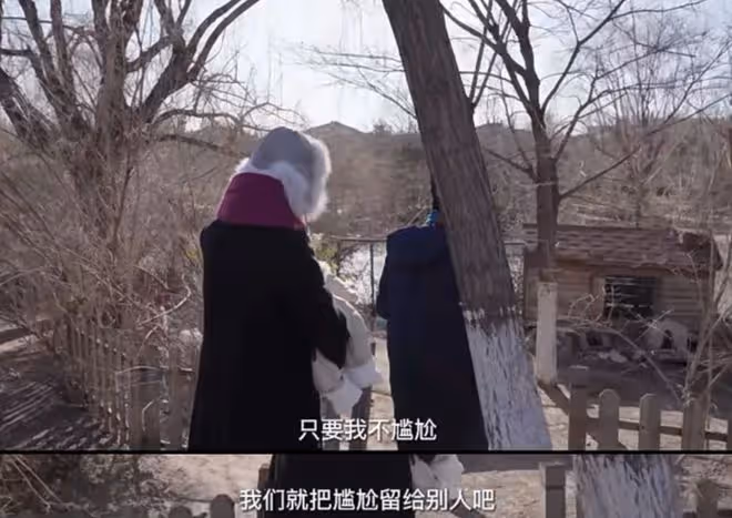 李亞鵬帶妻女觀測節氣，親手喂老婆喝湯，給小女兒印年畫畫面溫馨