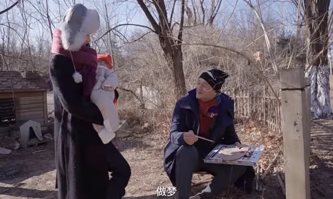 李亞鵬帶妻女觀測節氣，親手喂老婆喝湯，給小女兒印年畫畫面溫馨
