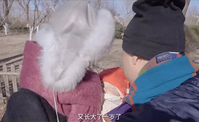 李亞鵬帶妻女觀測節氣，親手喂老婆喝湯，給小女兒印年畫畫面溫馨