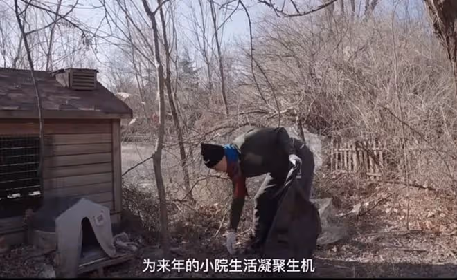 李亞鵬帶妻女觀測節氣，親手喂老婆喝湯，給小女兒印年畫畫面溫馨