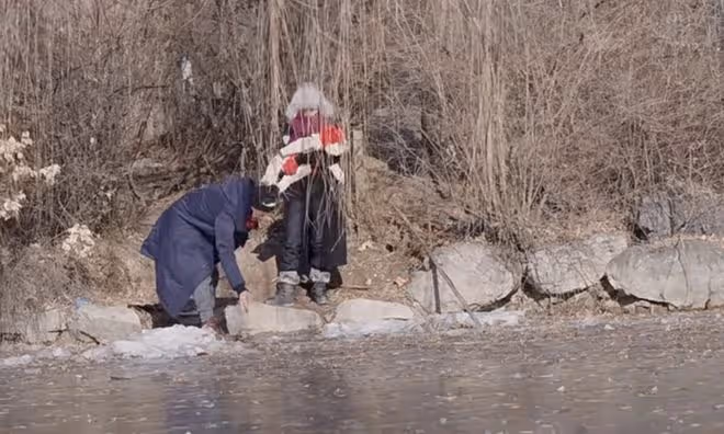李亞鵬帶妻女觀測節氣，親手喂老婆喝湯，給小女兒印年畫畫面溫馨