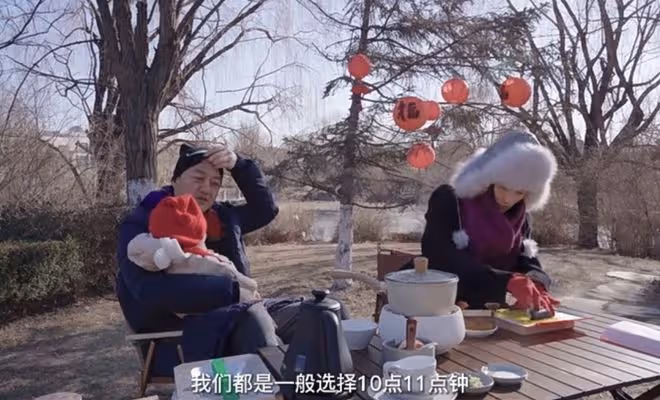 李亞鵬帶妻女觀測節氣，親手喂老婆喝湯，給小女兒印年畫畫面溫馨