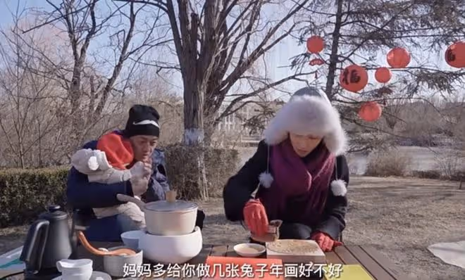 李亞鵬帶妻女觀測節氣，親手喂老婆喝湯，給小女兒印年畫畫面溫馨