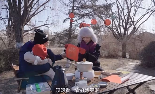 李亞鵬帶妻女觀測節氣，親手喂老婆喝湯，給小女兒印年畫畫面溫馨