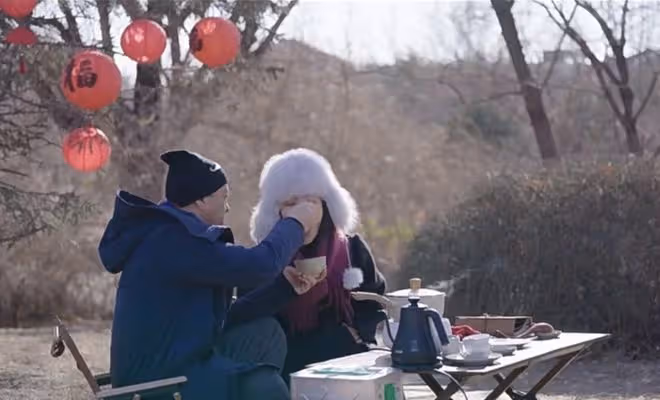 李亞鵬帶妻女觀測節氣，親手喂老婆喝湯，給小女兒印年畫畫面溫馨